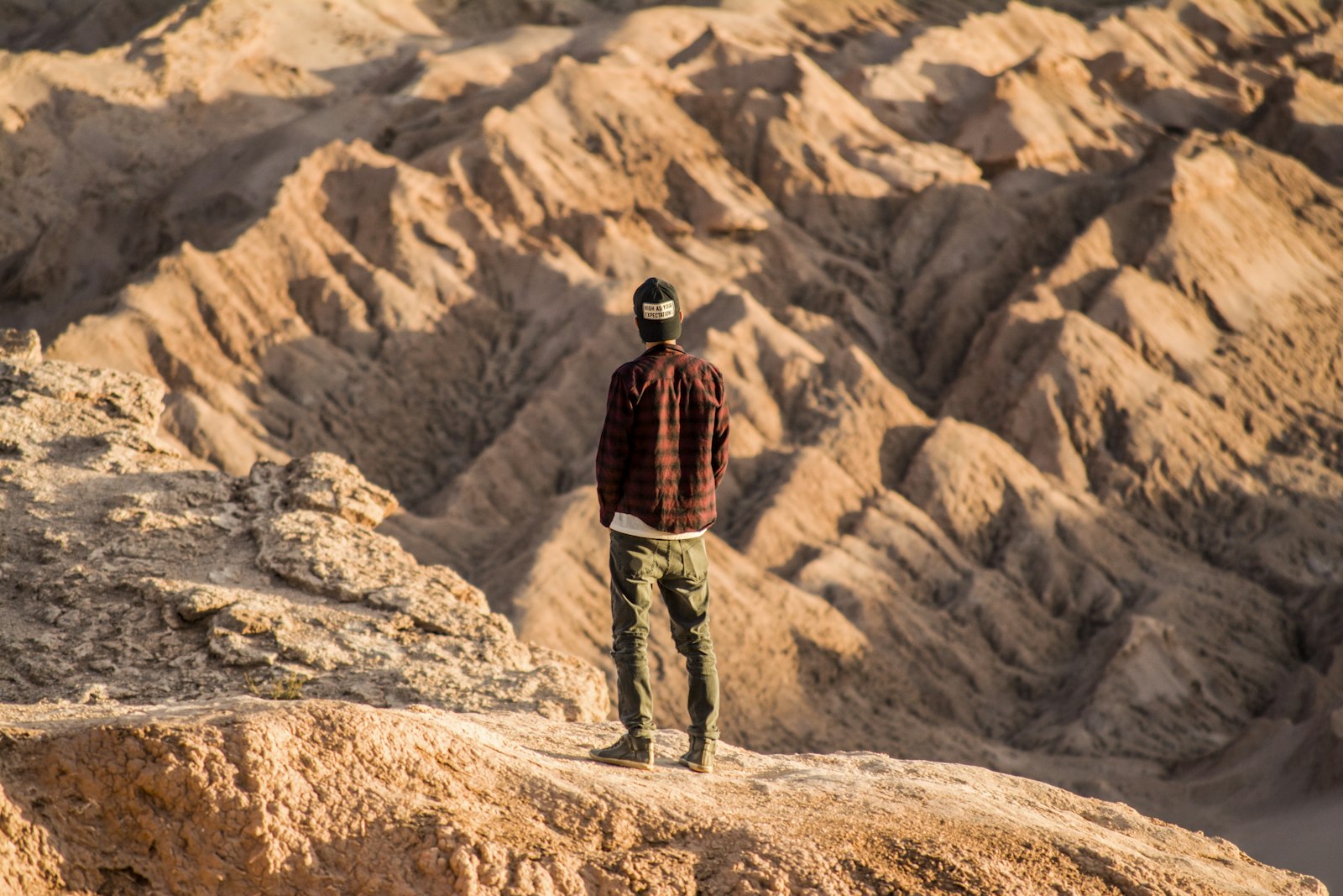 Nikon D5200 + Nikon AF-S DX Nikkor 55-200mm F4-5.6G VR sample photo. Man standing on mountain photography