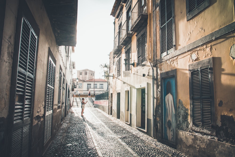 pessoa em pé na rua ao ar livre