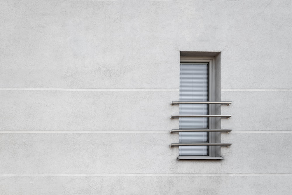 Fenster mit grauer Betonstruktur