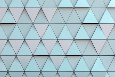 Abstract geometric pattern symbolizing equal voting power among nodes.