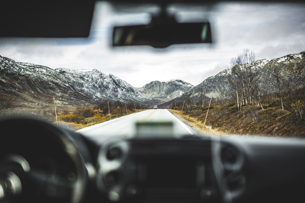 persona alla guida dell'auto