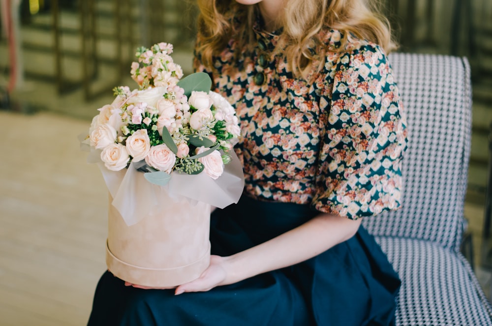 jeune fille tenant un bouquet de roses blanches