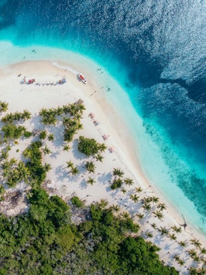 Beach island scene with visitors in Venezuela — photo by lalo Hernandez on Unsplash
