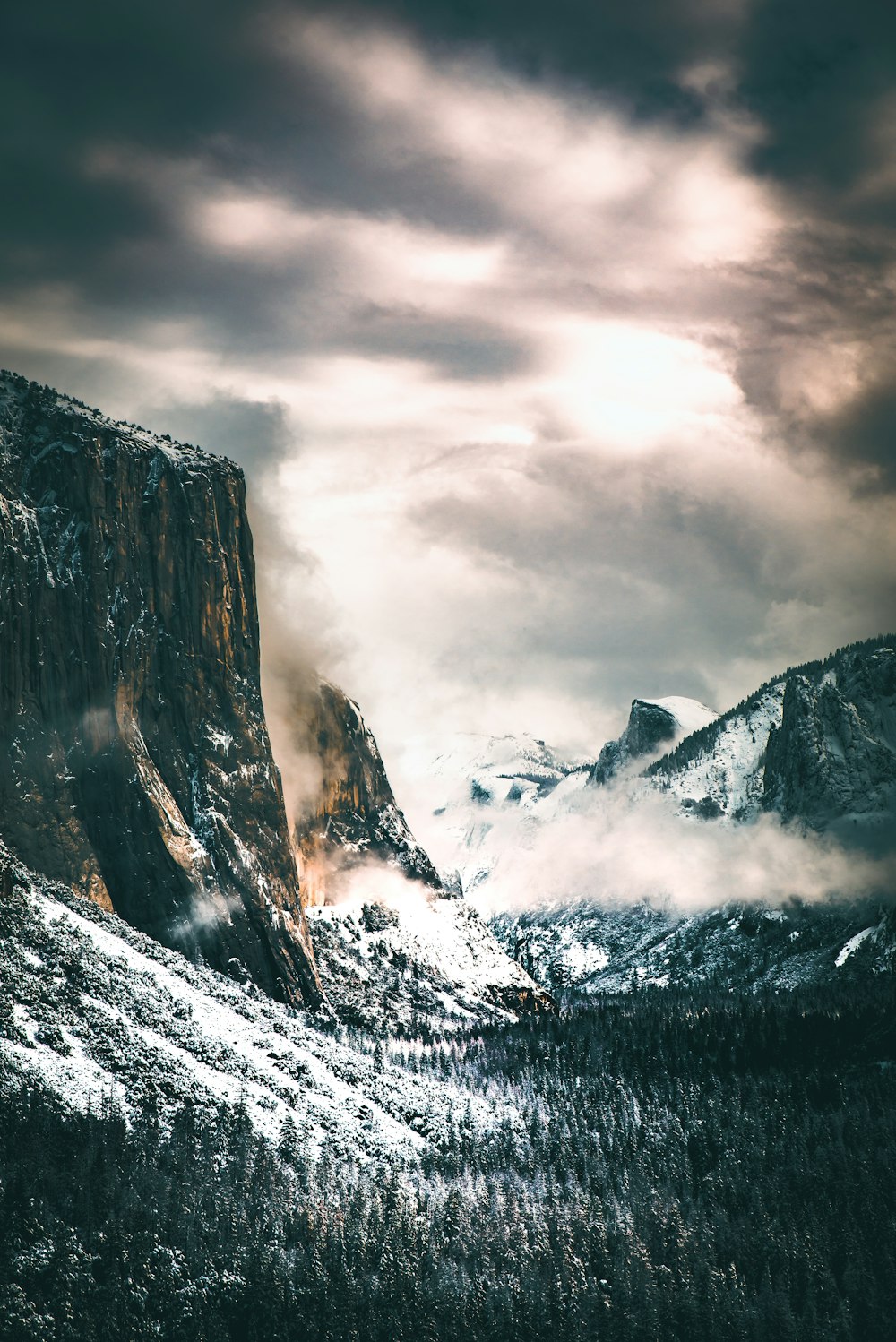 Une montagne couverte de neige sous un ciel nuageux