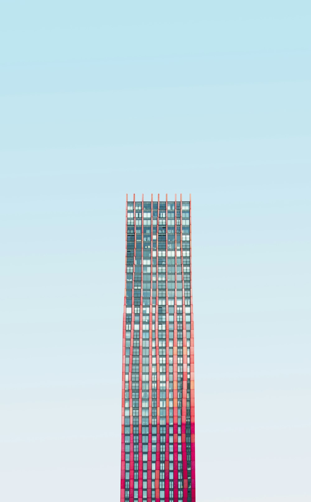 昼間の青空に映える高層ビル
