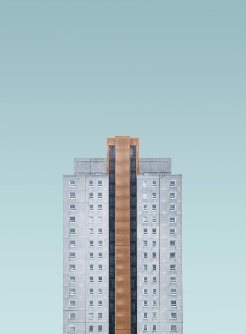 灰色と茶色の高層ビル