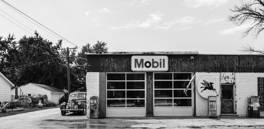 mobil grayscale facade