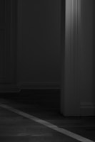 Black Kit Porta Pronta door installed in a bright living room, showing elegant contrast.