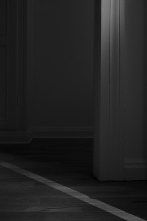 Black Kit Porta Pronta door installed in a bright living room, showing elegant contrast.