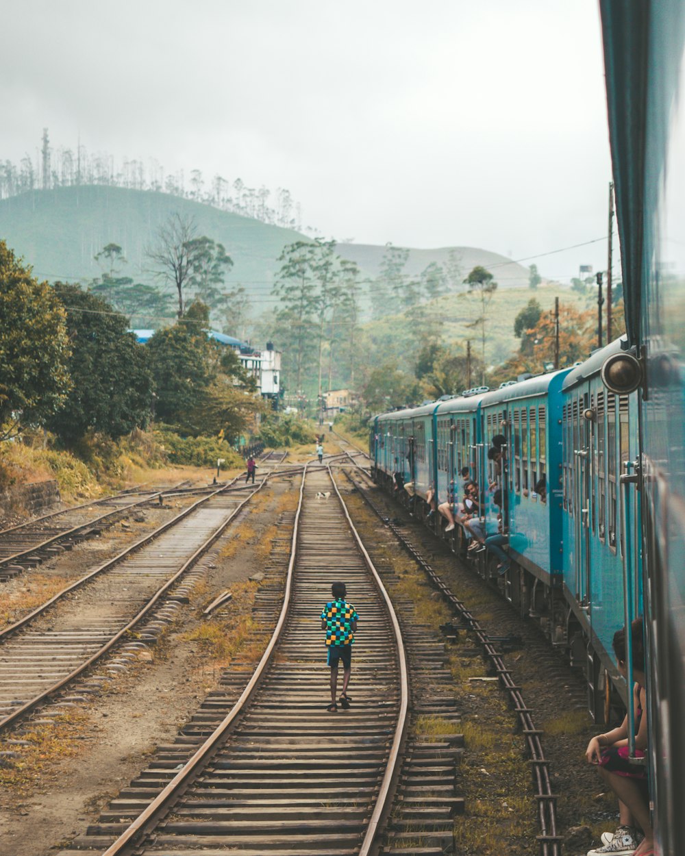 pessoa em pé nos trilhos do trem