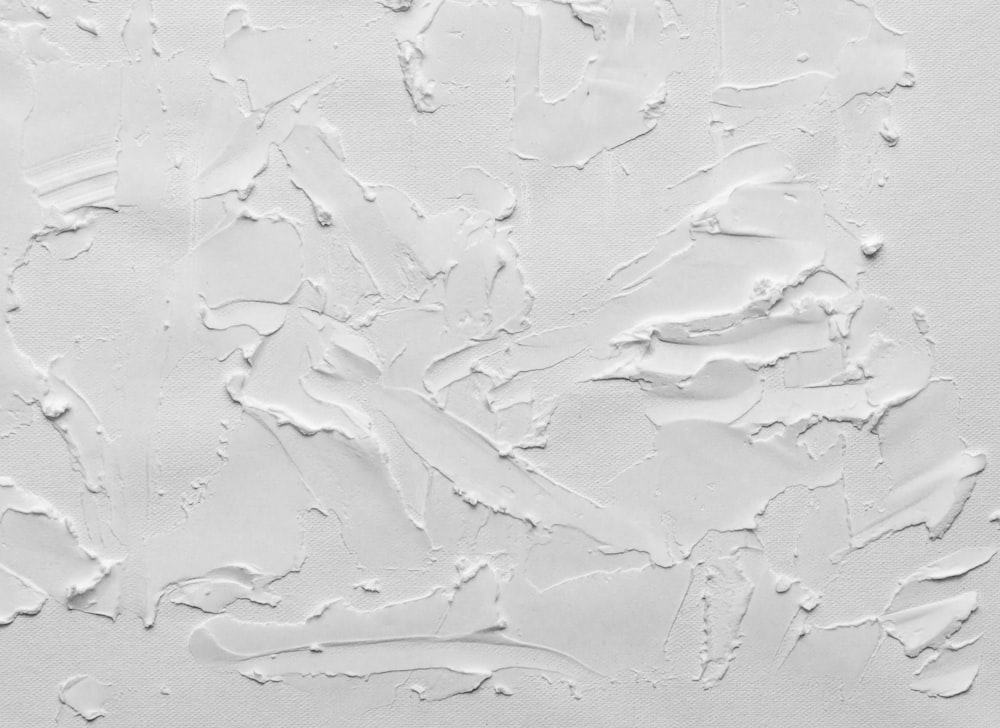 un mur peint en blanc avec de la peinture blanche dessus