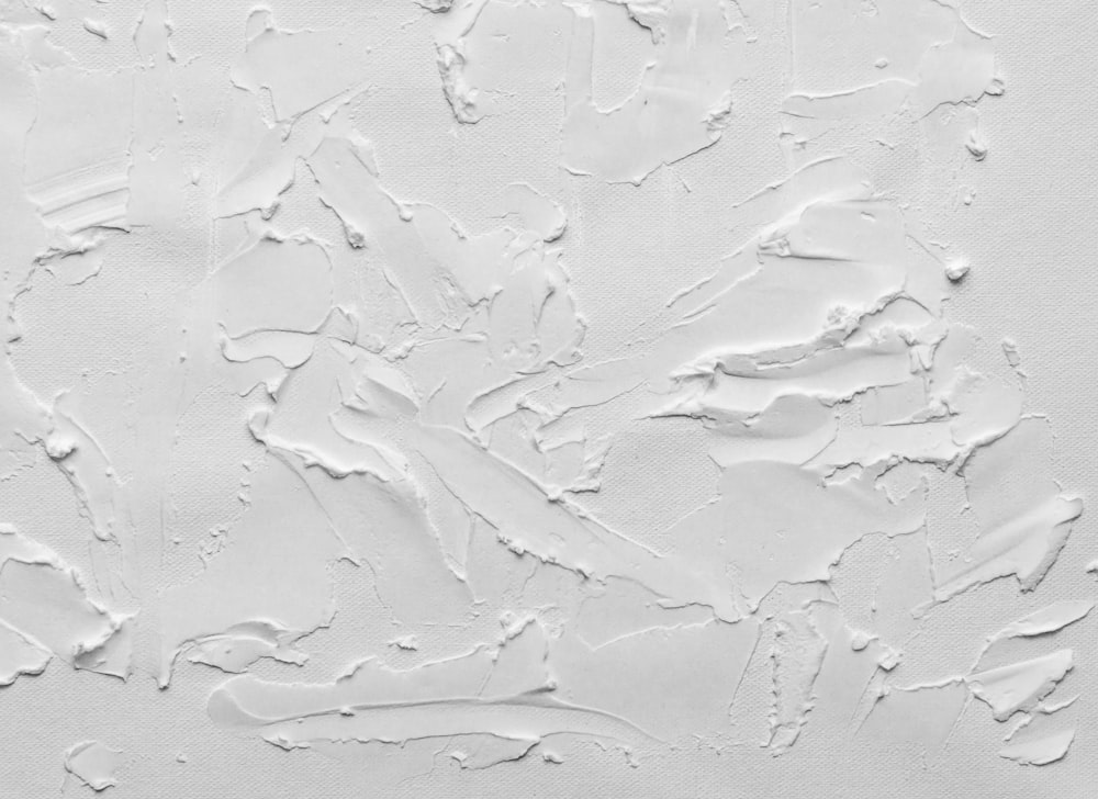 una pared pintada de blanco con pintura blanca