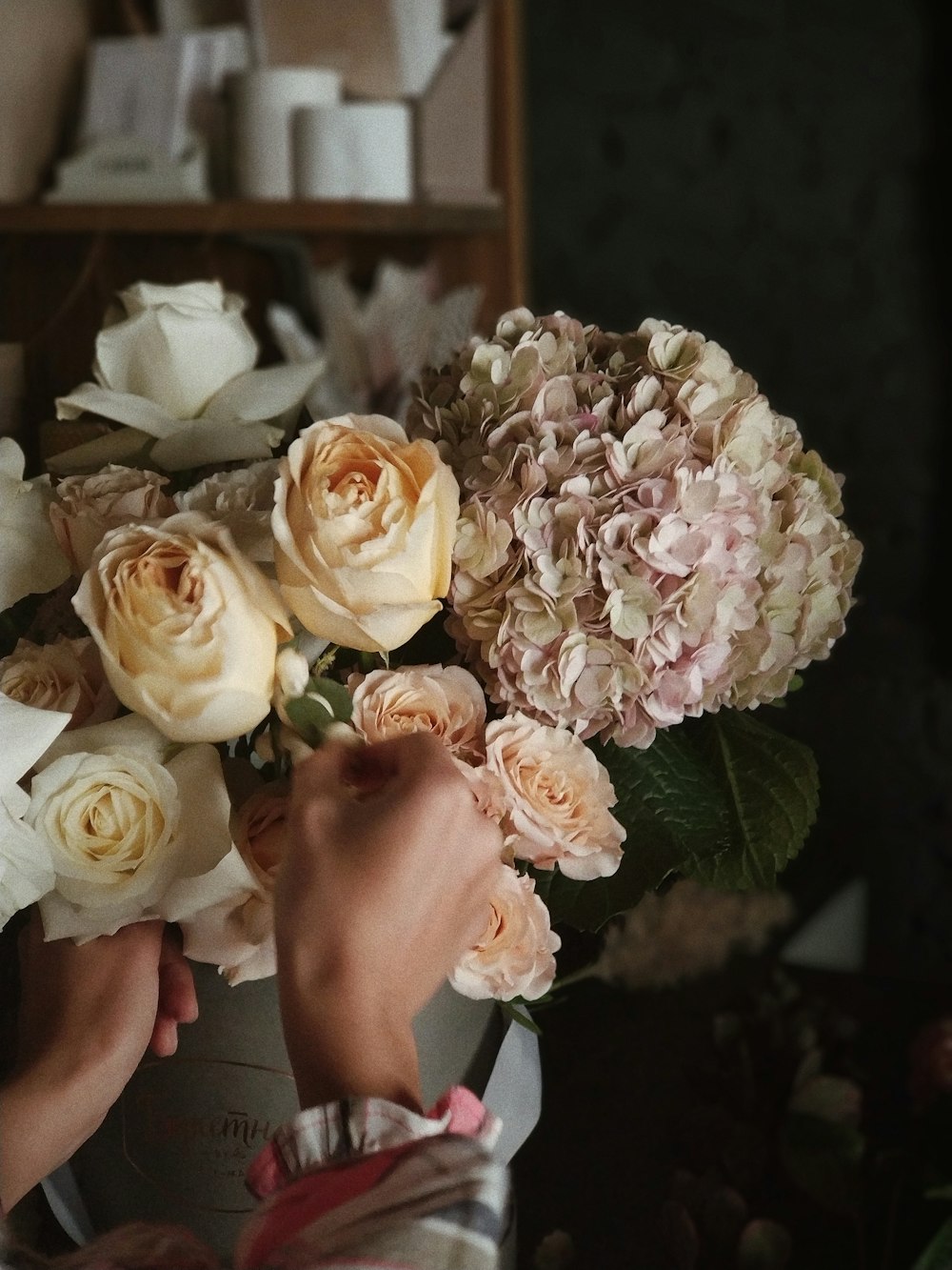 Person mit Blumen