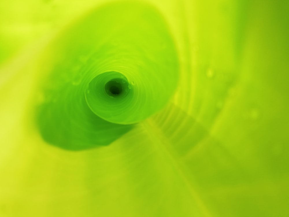 緑と黄色の渦巻きの壁紙