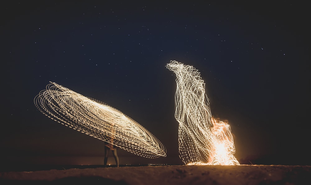 fogos de artifício amarelos à noite