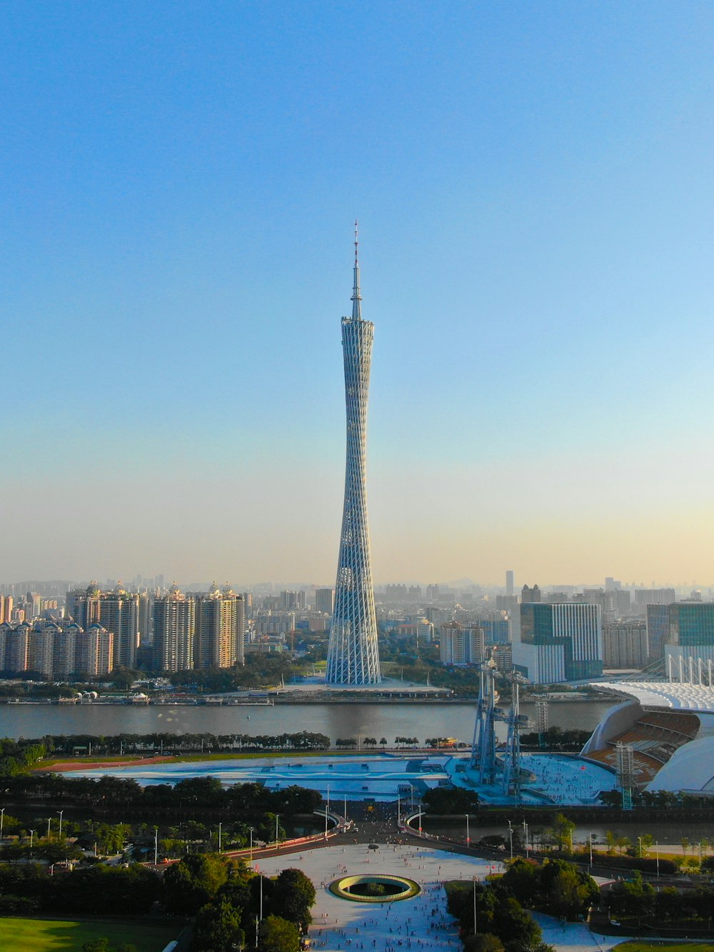 澄み切った青空の下の灰色の高層ビル