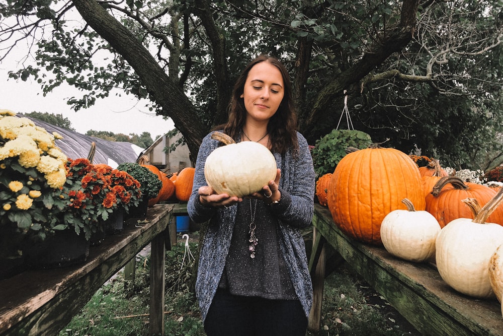 mujer sonriente que lleva calabaza