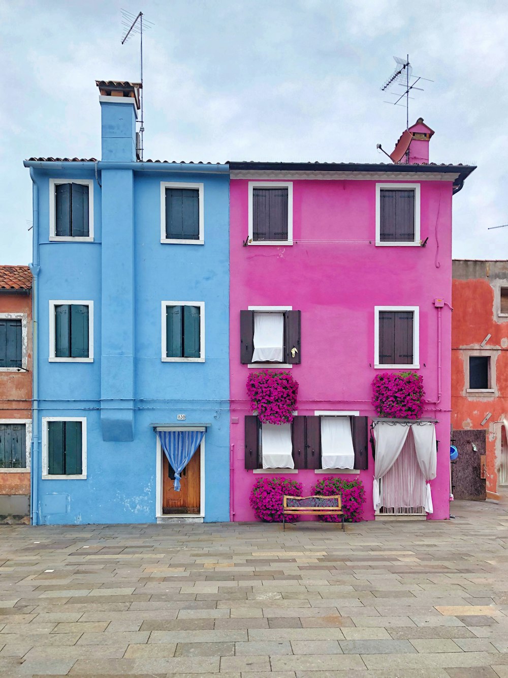 duas casas rosa e azul de 3 andares