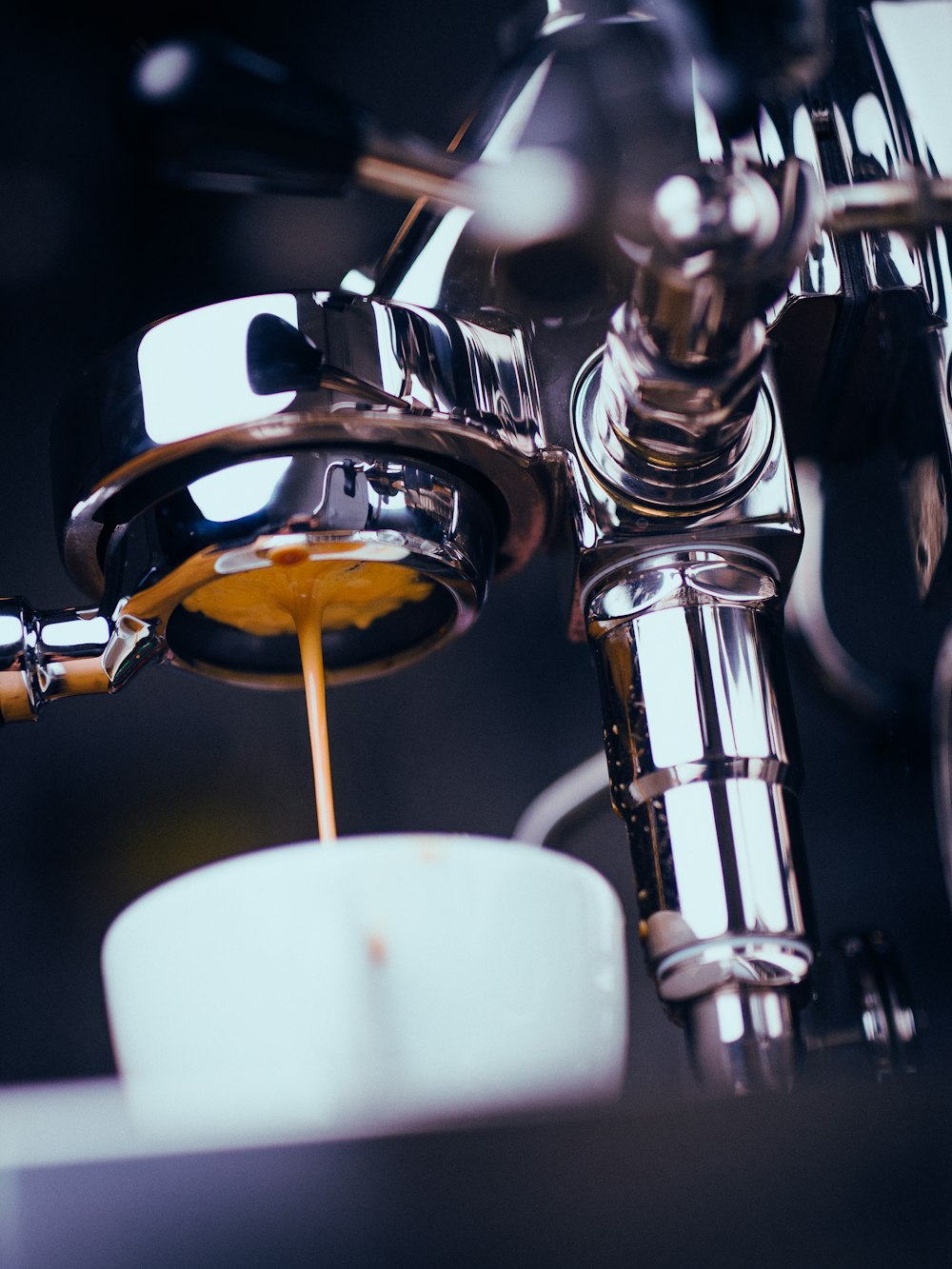 Edelstahl-Espressomaschine gießt auf Tasse