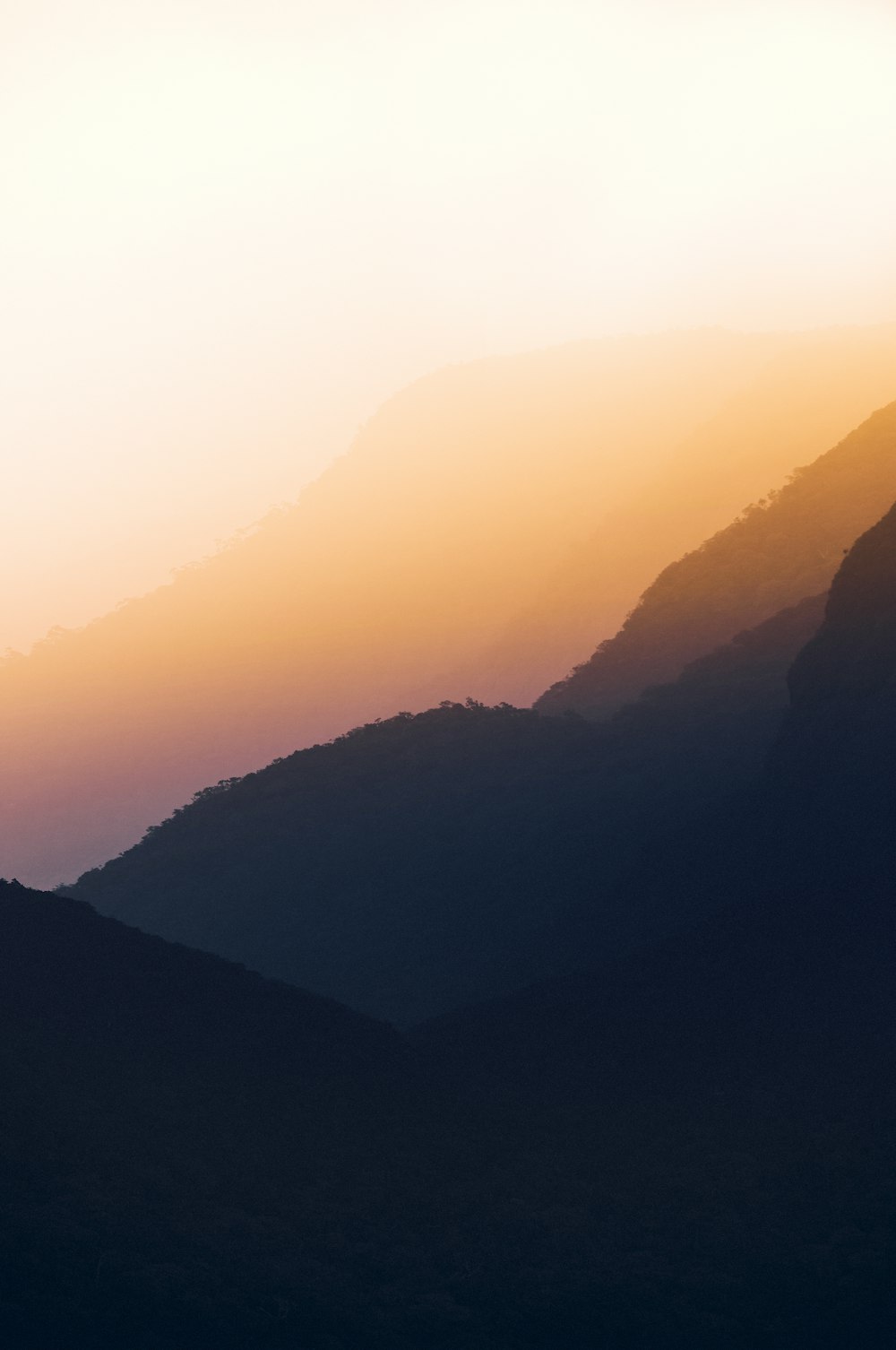 Vista del amanecer en la montaña
