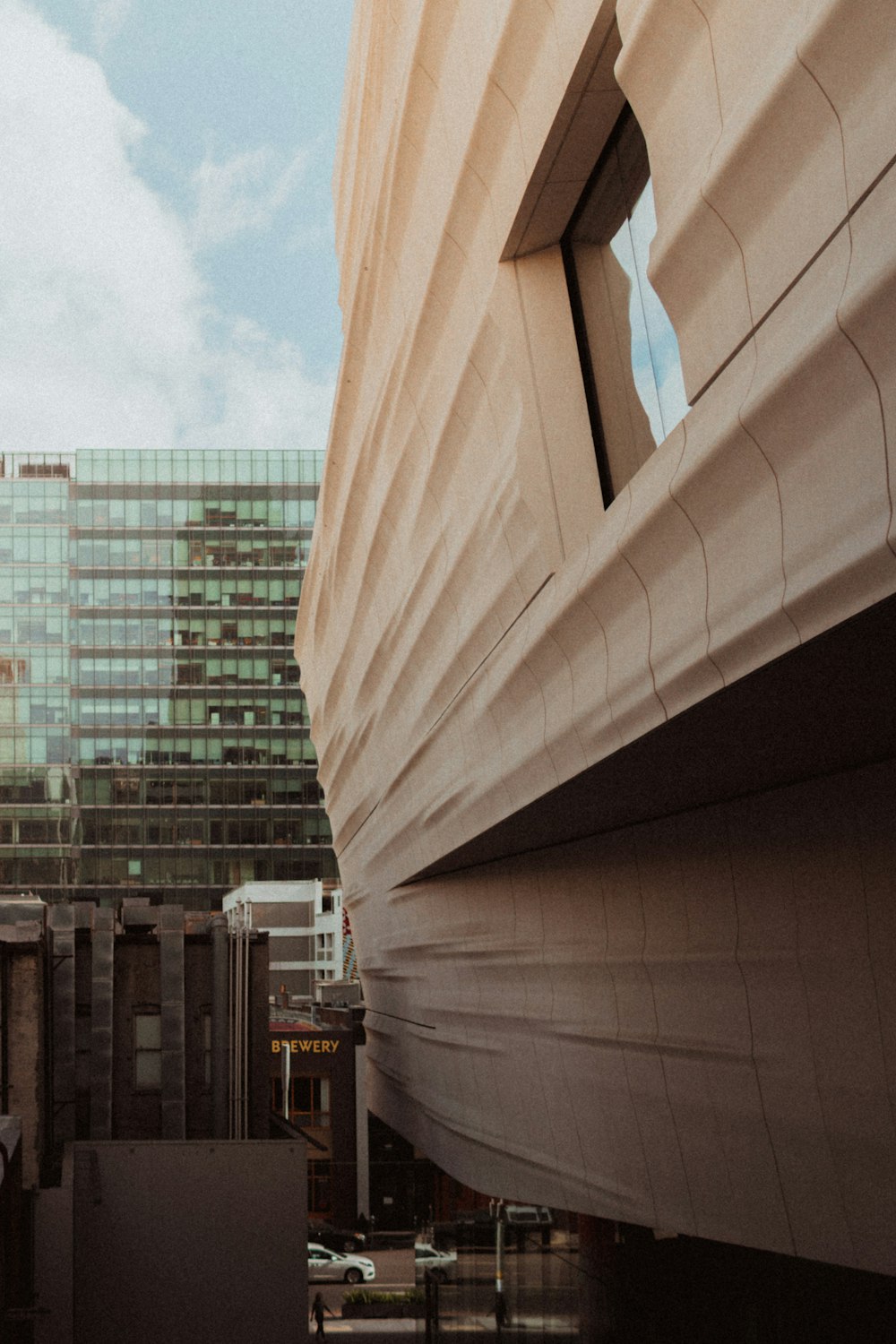 Bâtiment en béton brun pendant la journée