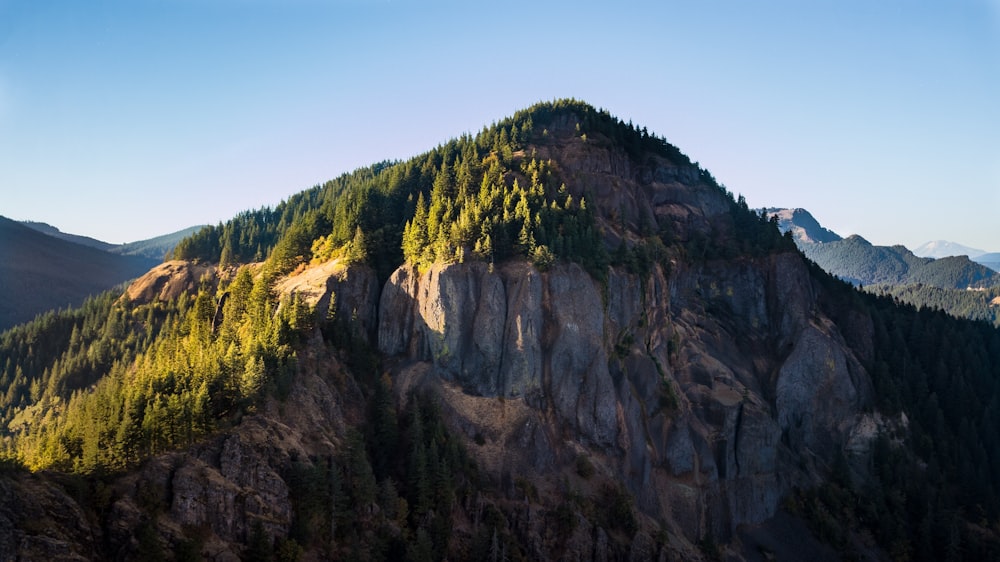 Berg unter blauem Himmel