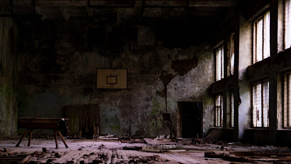 Planche de bois blanche et noire à l’intérieur du bâtiment abandonné pendant la journée