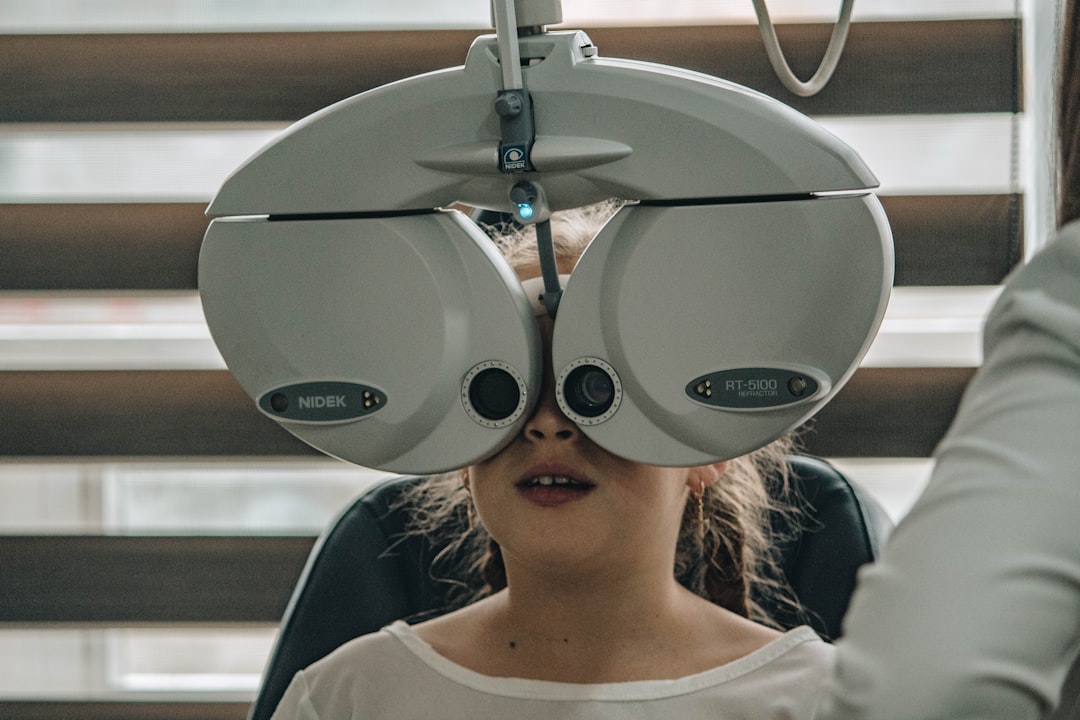 Optometrista revisando ojos