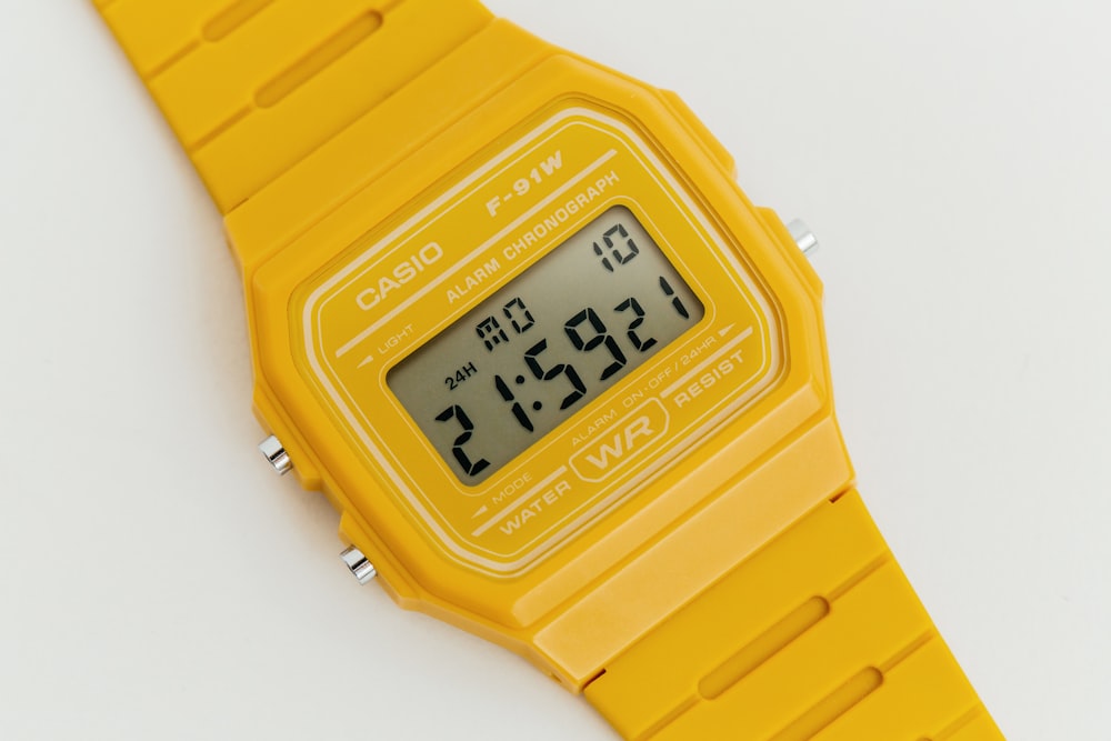 Montre numérique jaune Casio avec bracelets jaunes