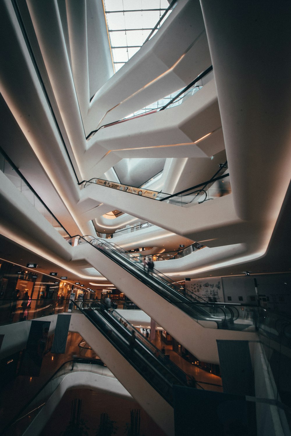 foto dell'interno delle scale mobili di un centro commerciale