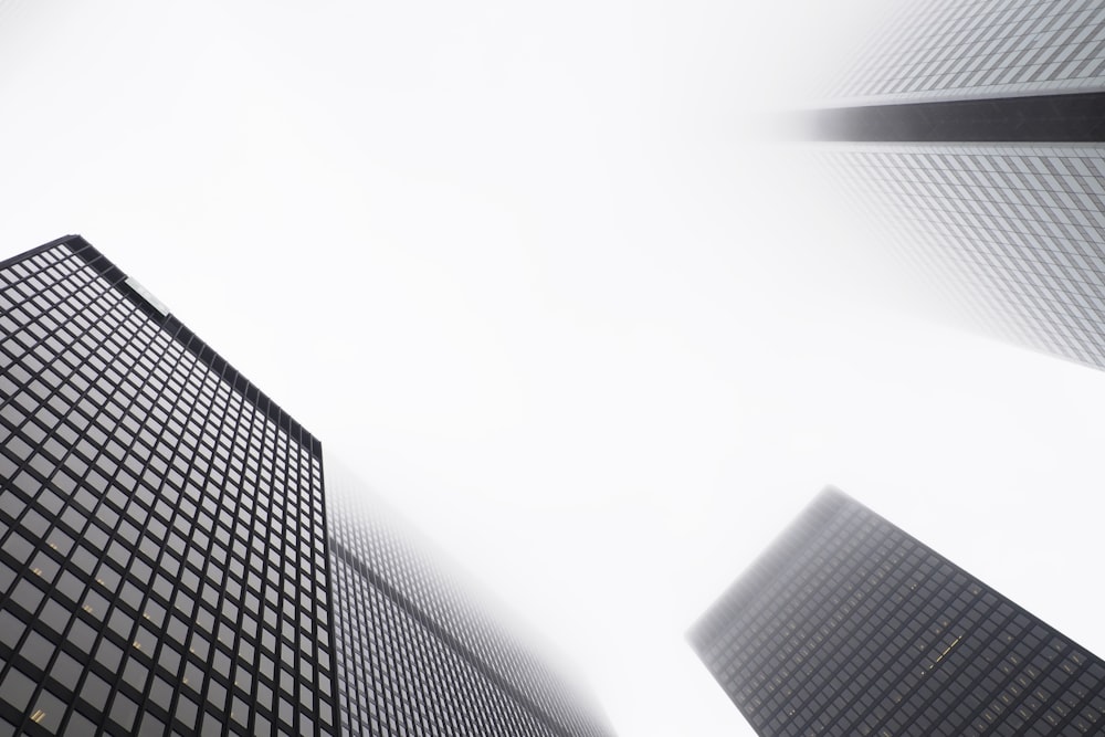 고층 건물의 로우 앵글 사진