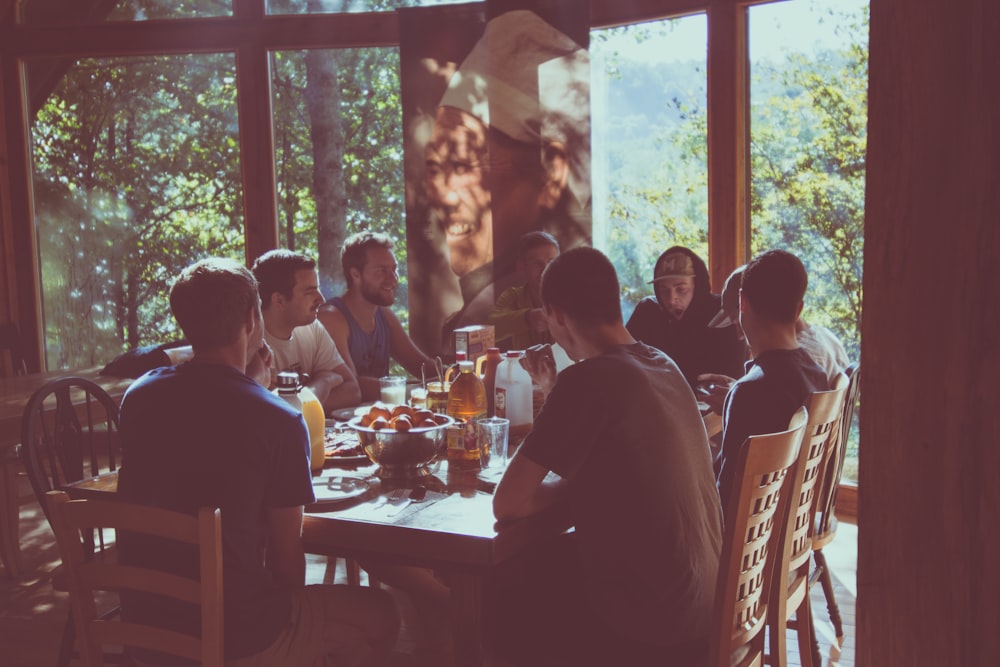 Un grupo de personas comiendo en un restaurante