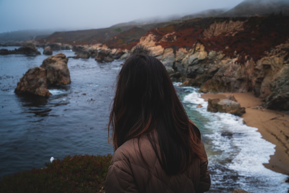 Foto da paisagem de uma mulher em uma praia