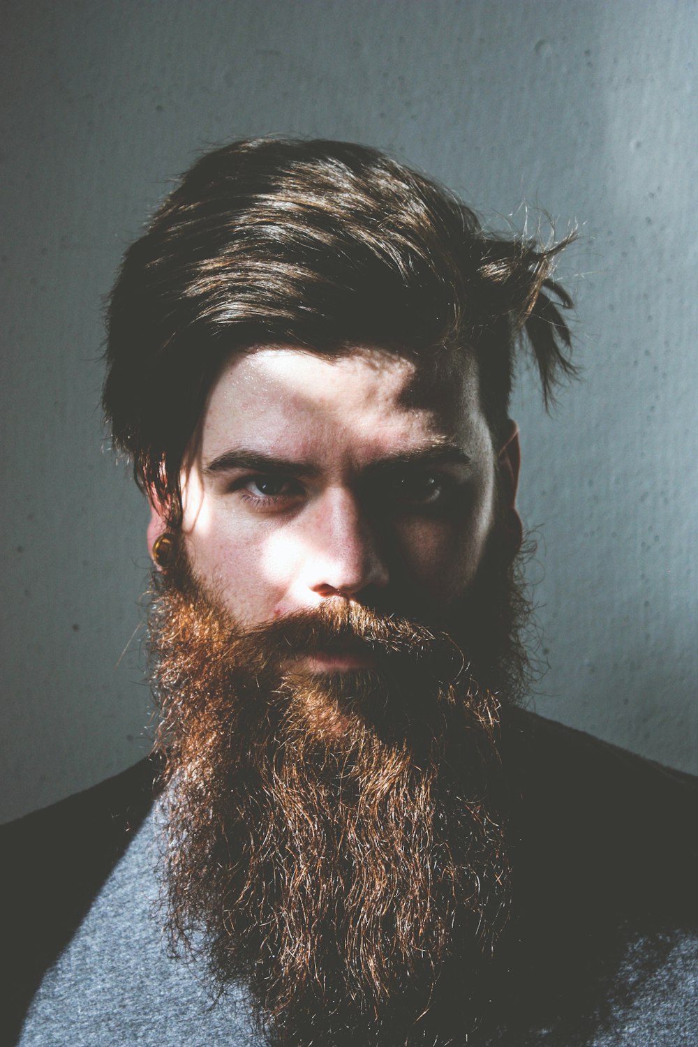 un uomo con barba e baffi