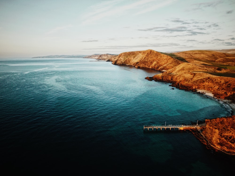 Vista aérea del muelle por el cuerpo de agua