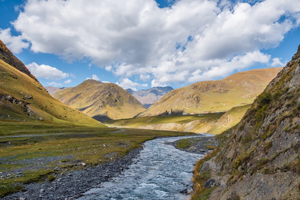 Fluss entlang des Berges