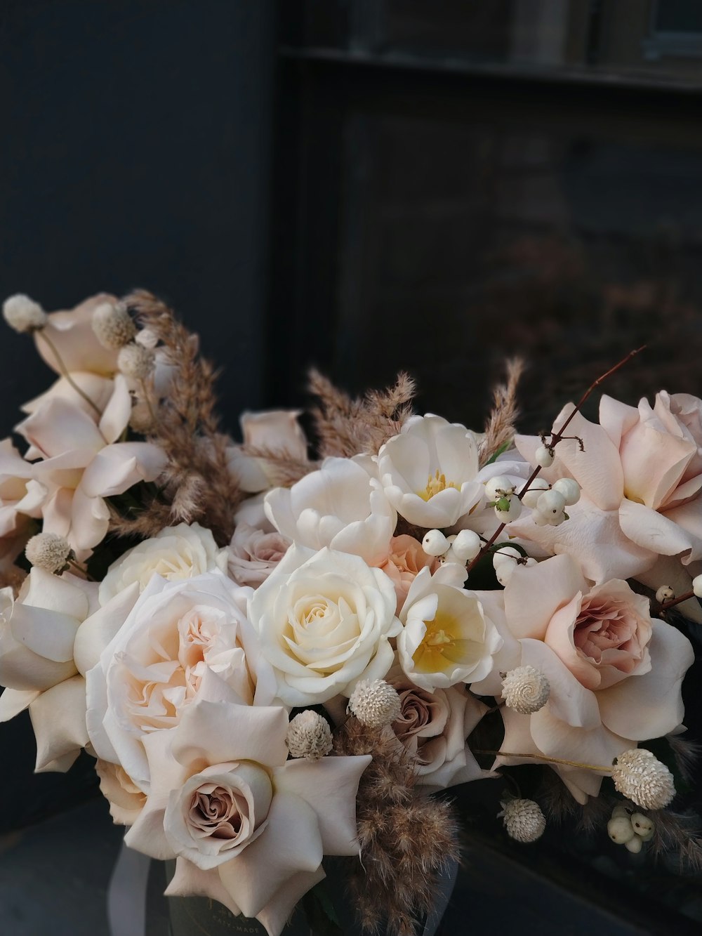 Fotografía de primer plano del ramo de flores rosas y blancas