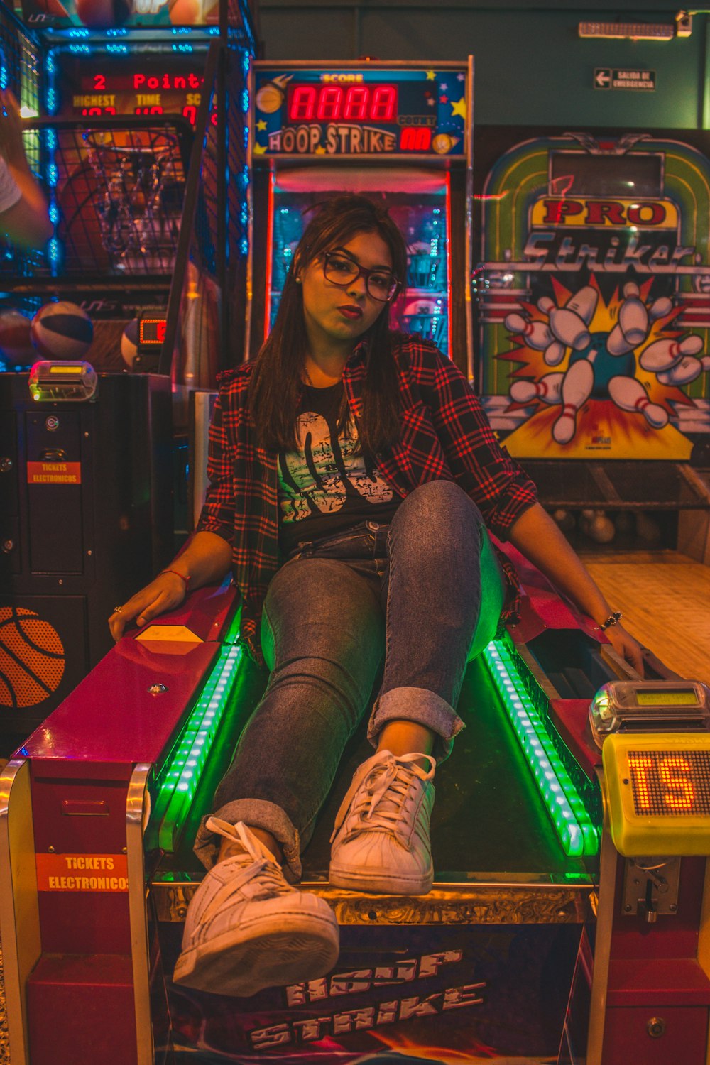 mulher sentada na máquina de arcade