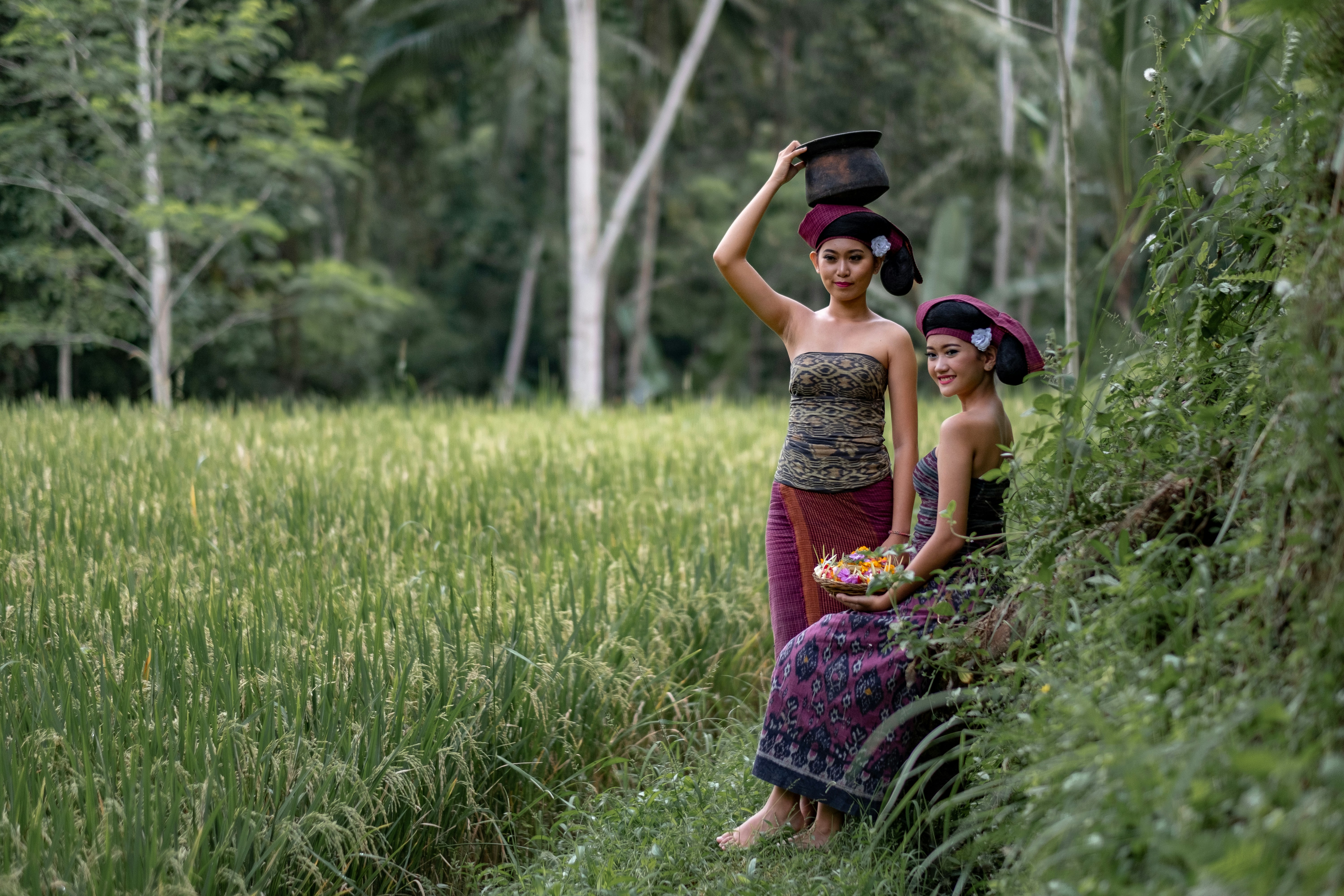 Mujer que lleva una vasija de barro