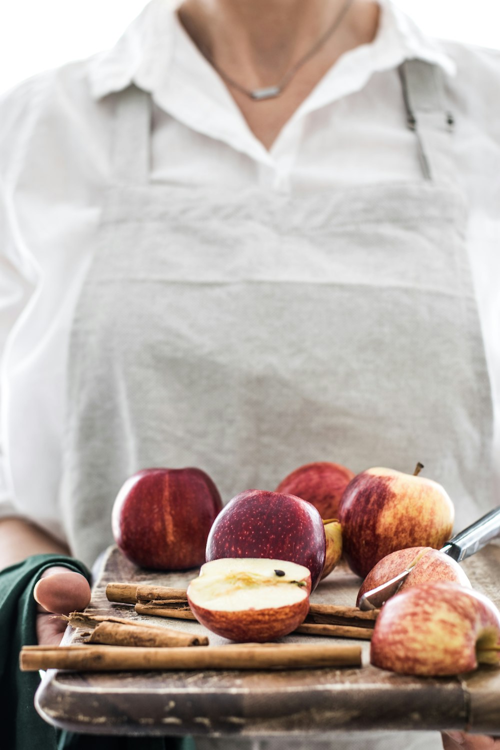 Persona sosteniendo una bandeja de manzanas