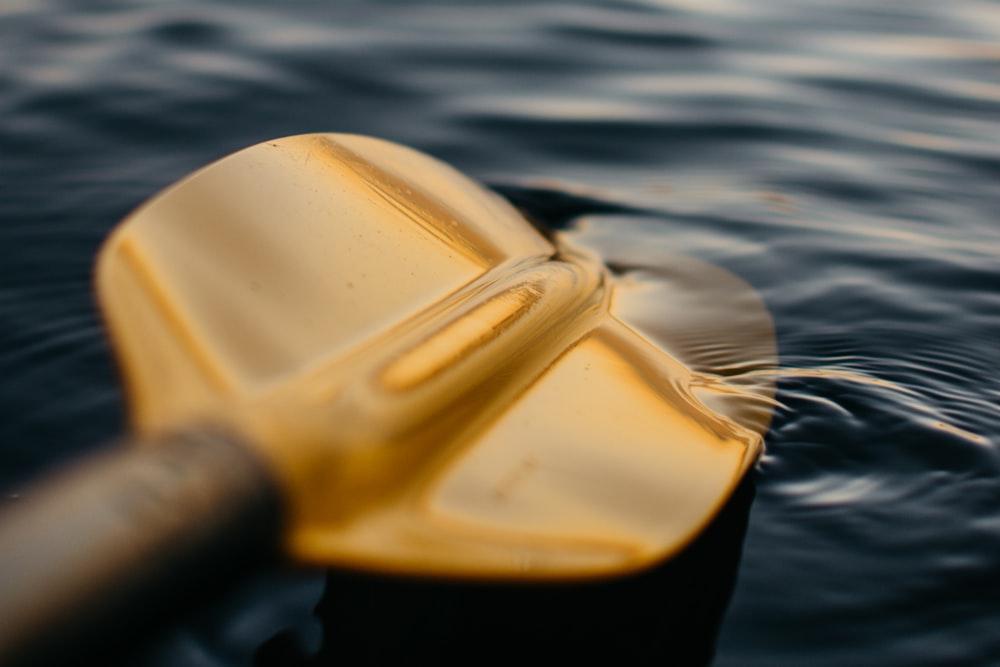 水上の黄色いボートのパドル
