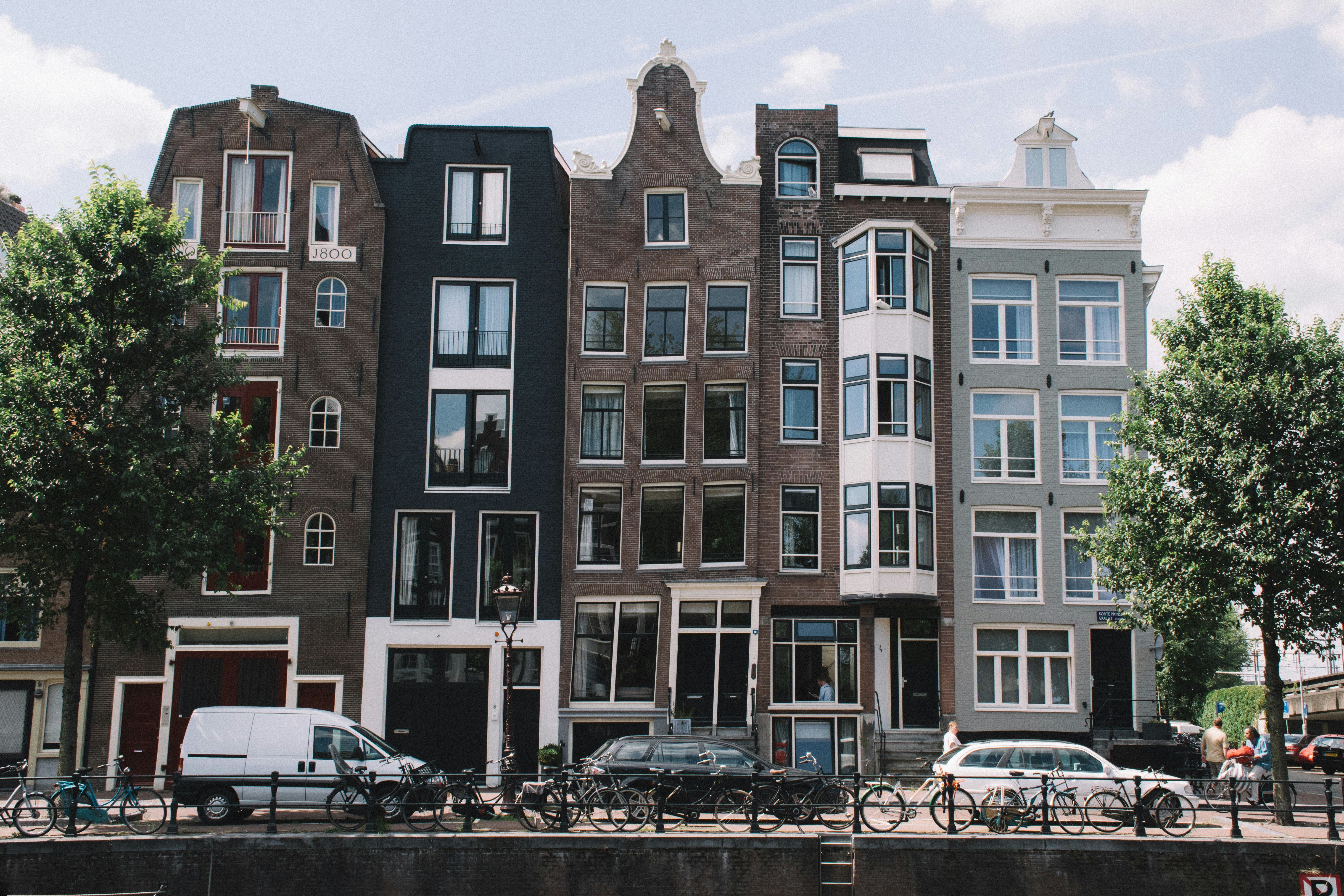 Hollanda'da konut kredisi başvuru sürecini simgeleyen, masada kredi evrakları, ev anahtarı ve arka planda karakteristik Hollanda evleri.