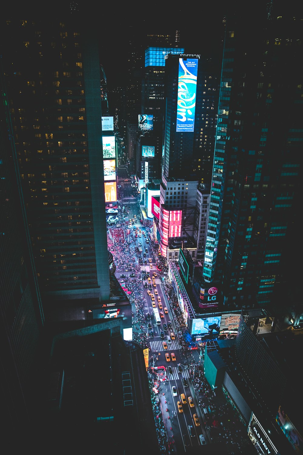 Luftaufnahme einer belebten Stadt bei Nacht