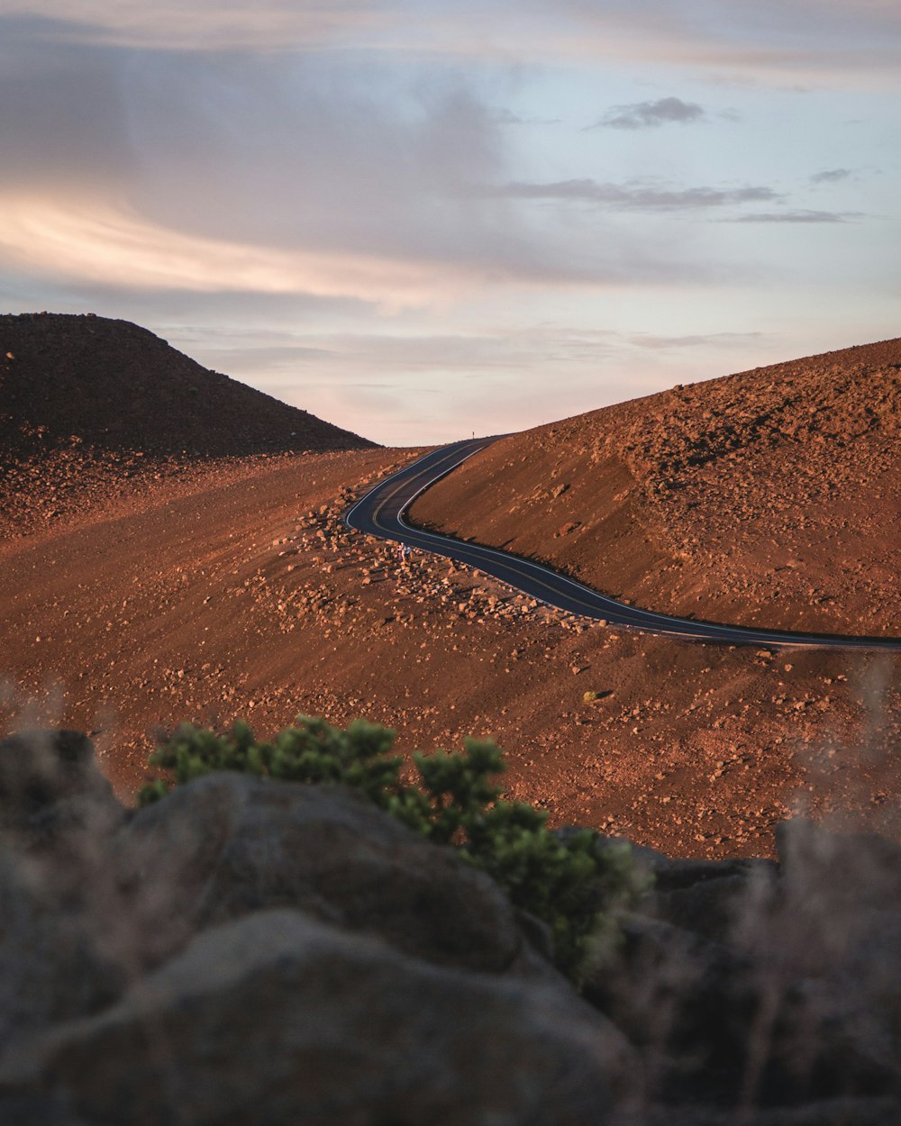 Fotografia a fuoco selettiva di Blacktop Road a Hills