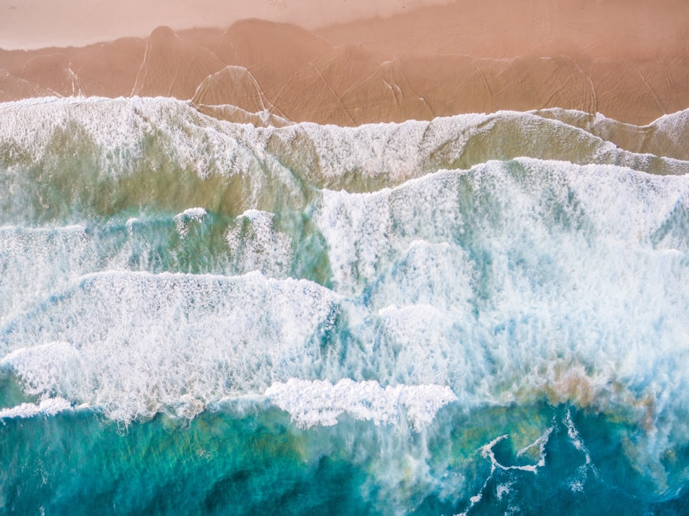 Fotografía de gran ángulo de las olas hacia la costa