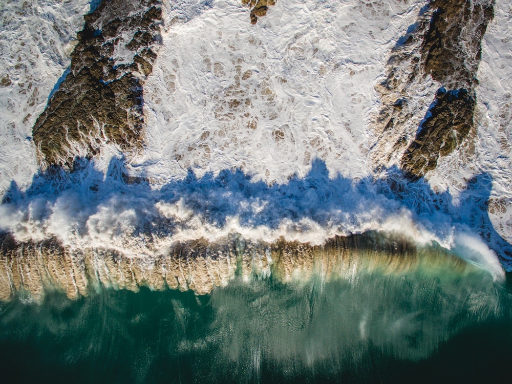 Photographie aérienne des vagues de la mer