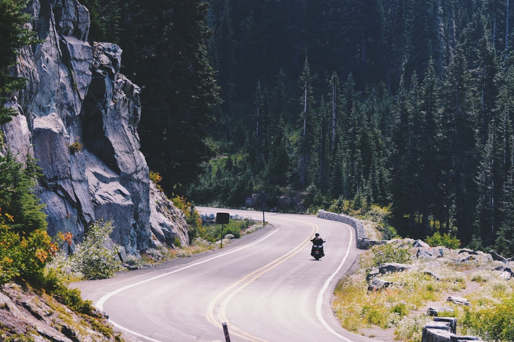 motocicletta su strada di cemento grigio