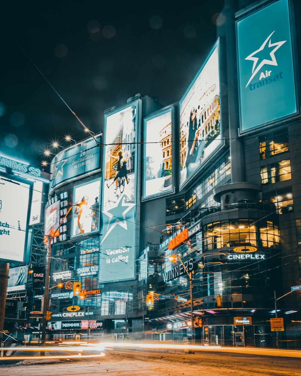 Fotografía de lapso de tiempo del área metropolitana por la noche