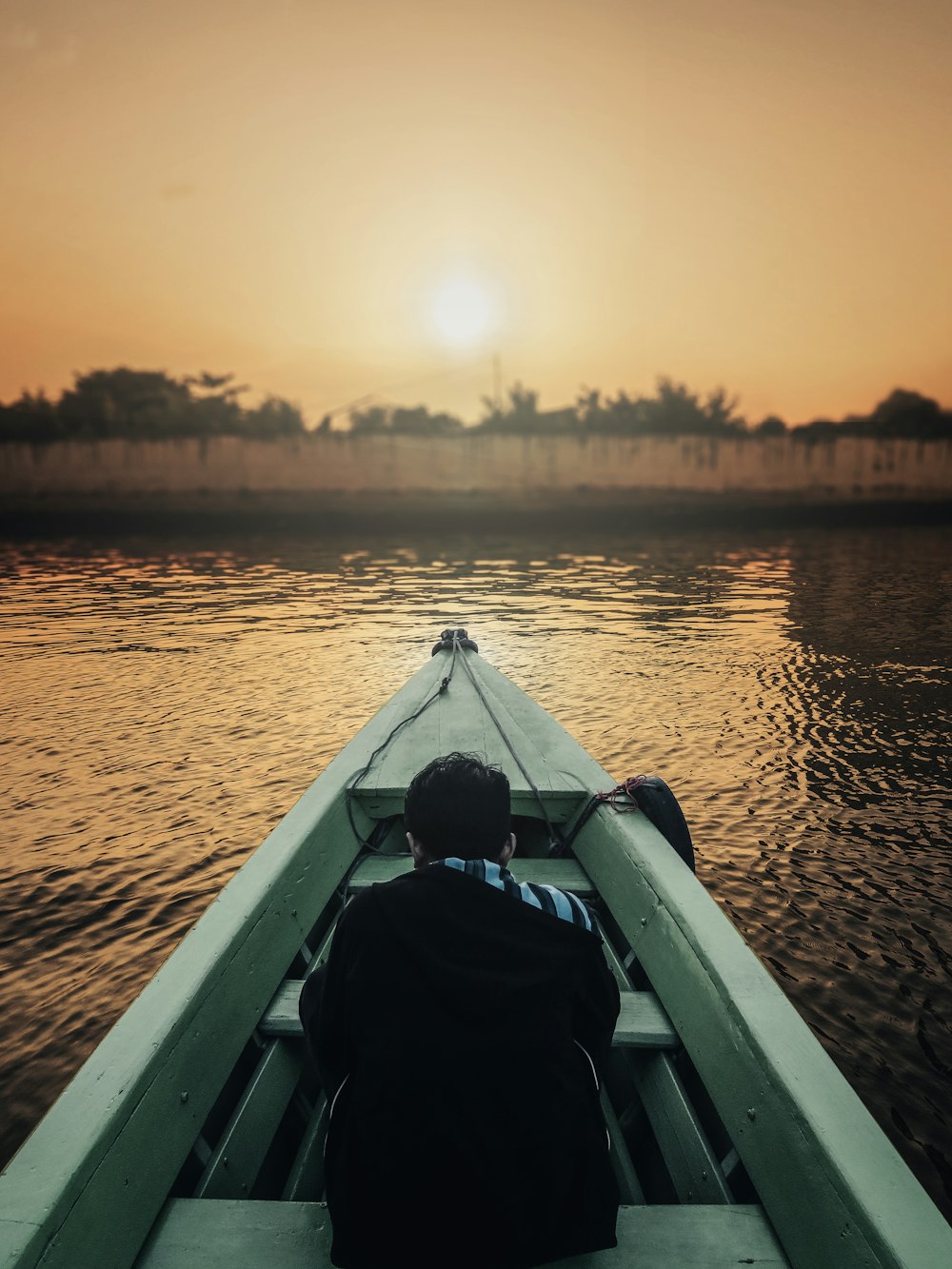 uomo sulla barca verde