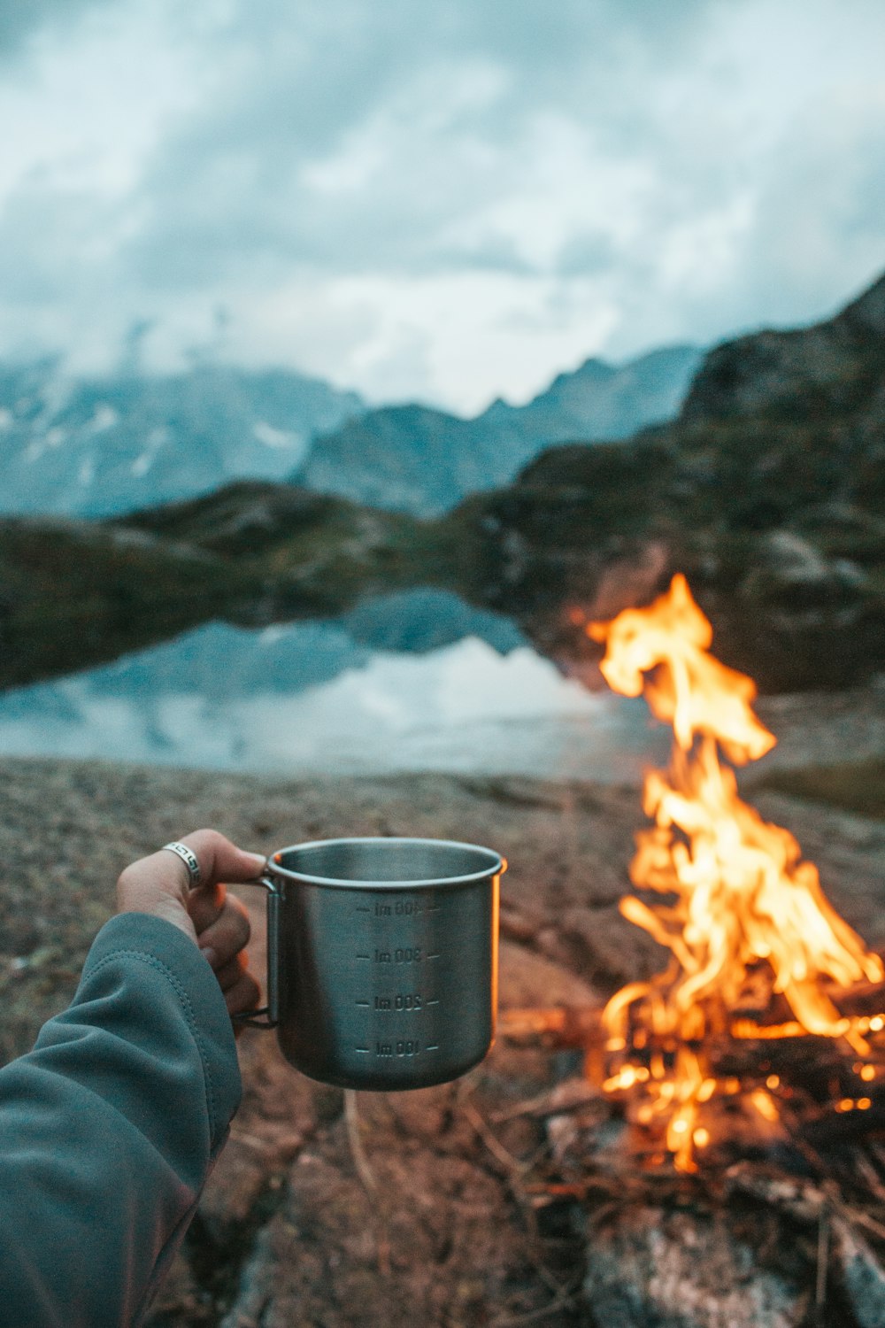 Person mit Becher